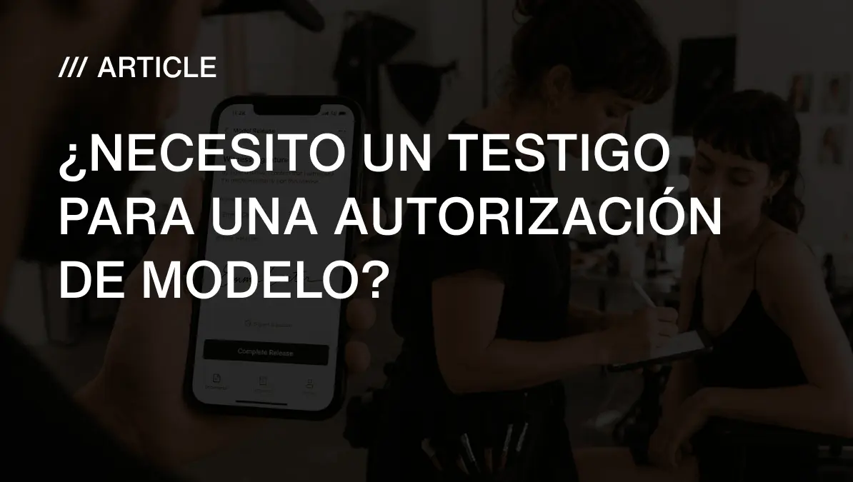 Un fotógrafo mostrando la app SnapSign con el campo de testigo abierto en su móvil, mientras un maquillador firma como testigo en el set