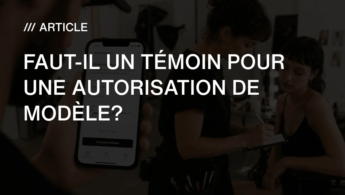 Un photographe tenant un téléphone avec l'application SnapSign ouverte sur le champ témoin, tandis qu'un maquilleur signe comme témoin sur le plateau
